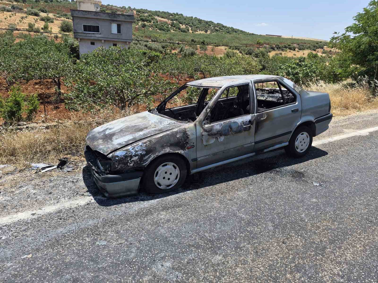 Seyir halindeki otomobil alev aldı