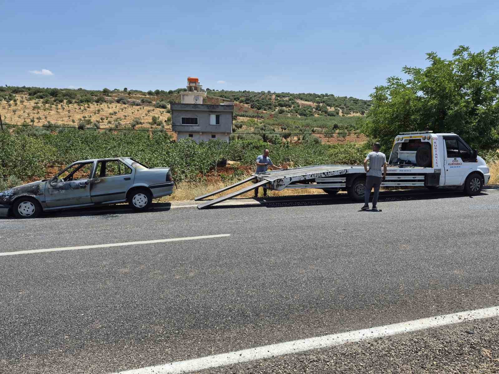 Seyir halindeki otomobil alev aldı