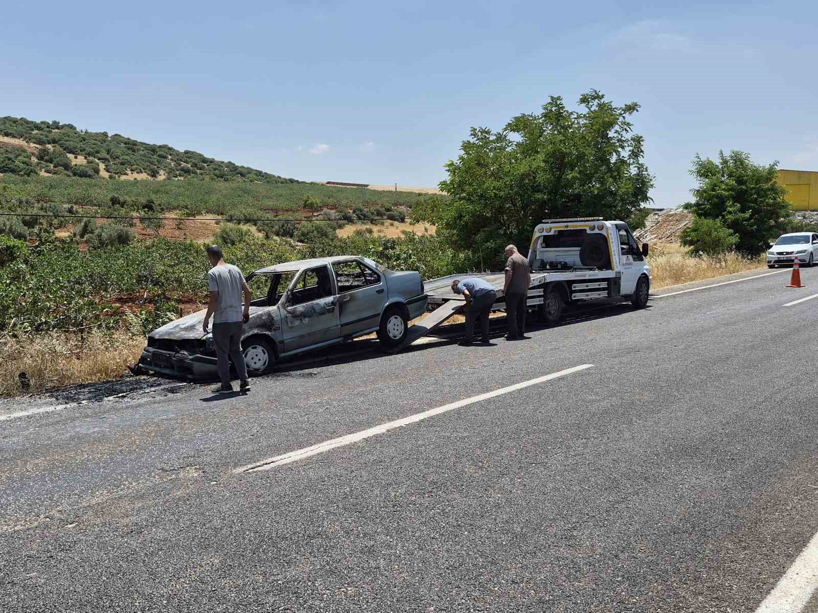 Seyir halindeki otomobil alev aldı