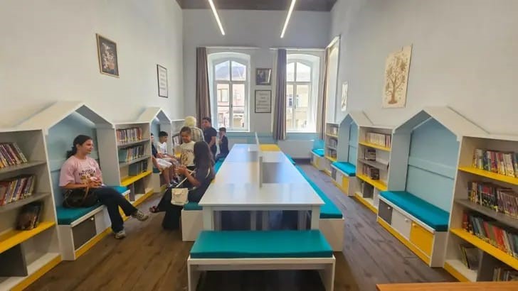 İzmir’in tarihi okuluna hayırsever ve gönüllü desteğiyle modern kütüphane