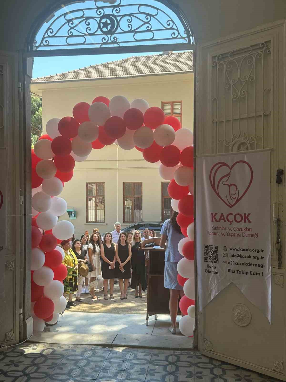 İzmir’in tarihi okuluna hayırsever ve gönüllü desteğiyle modern kütüphane