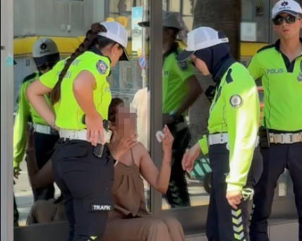 İzmir’de taksici ile vatandaş arasındaki ’güzergah’ kavgası kamerada