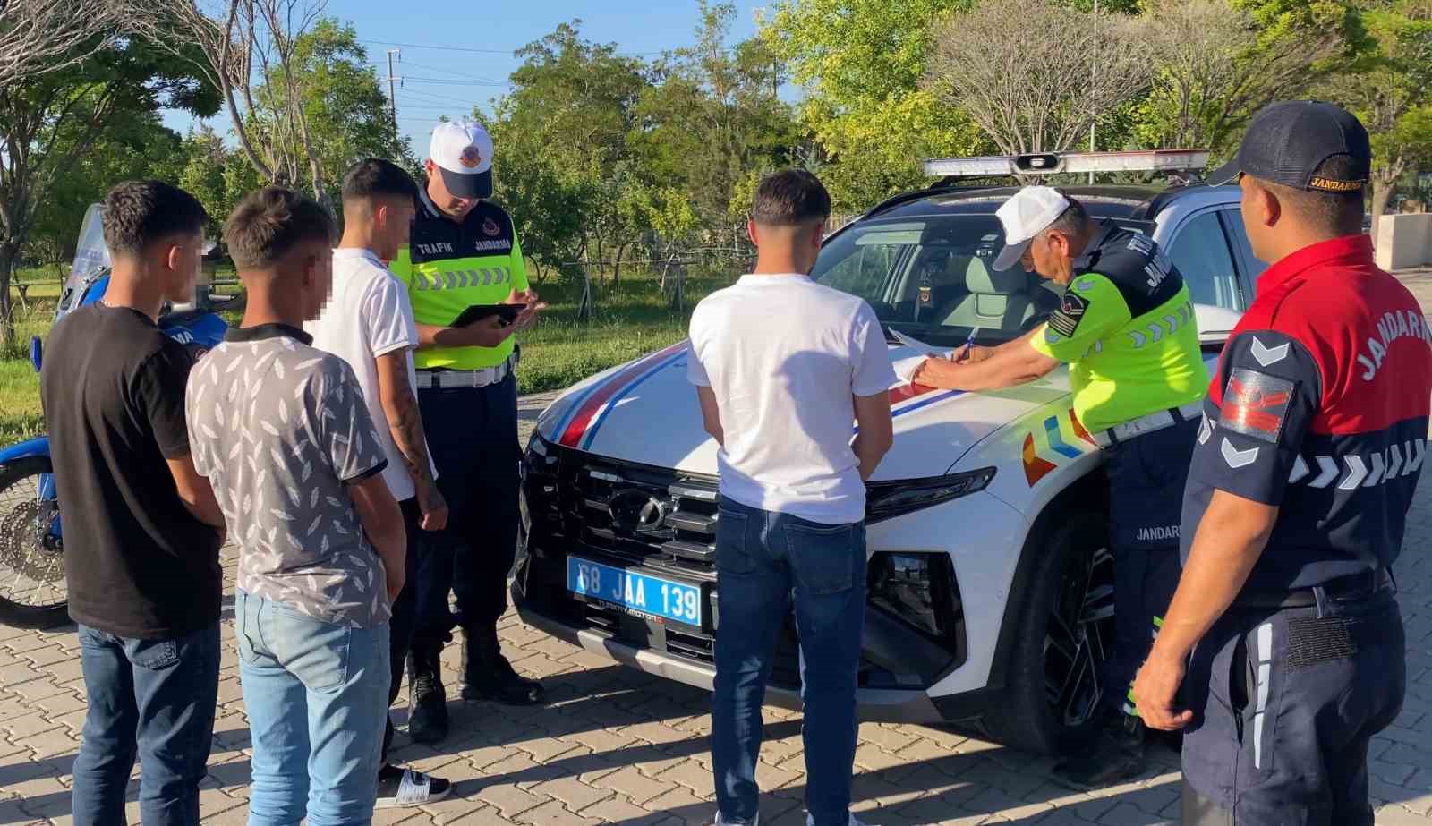Motosikletli trafik canavarları jandarmadan kaçamadı
