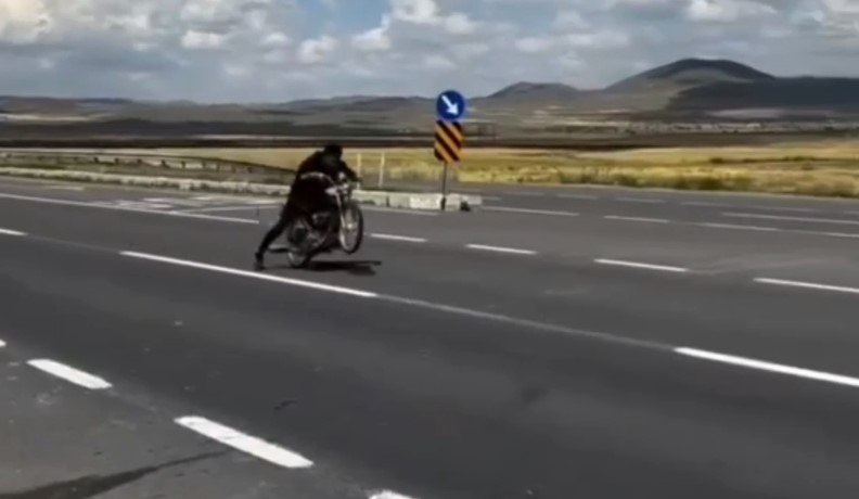Motosikletli trafik canavarları jandarmadan kaçamadı
