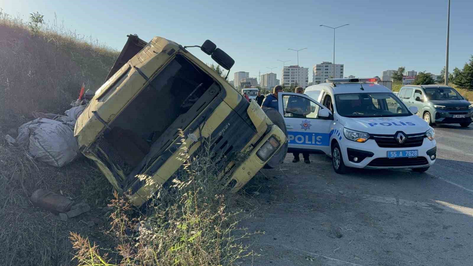 Hurda yüklü kamyonun freni patladı, sürücü faciayı önledi
