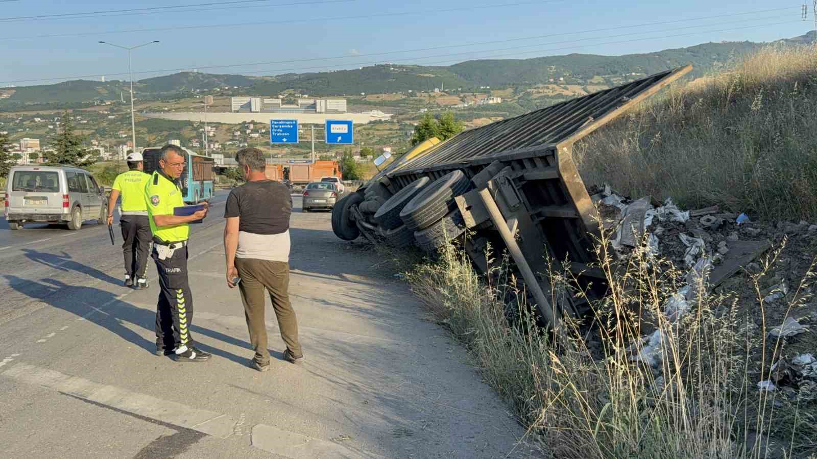Hurda yüklü kamyonun freni patladı, sürücü faciayı önledi