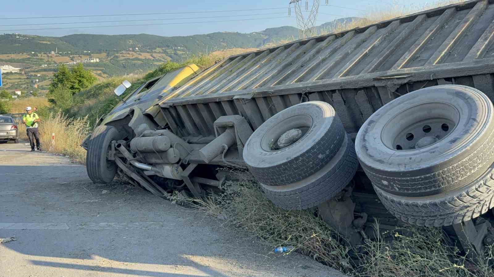 Hurda yüklü kamyonun freni patladı, sürücü faciayı önledi