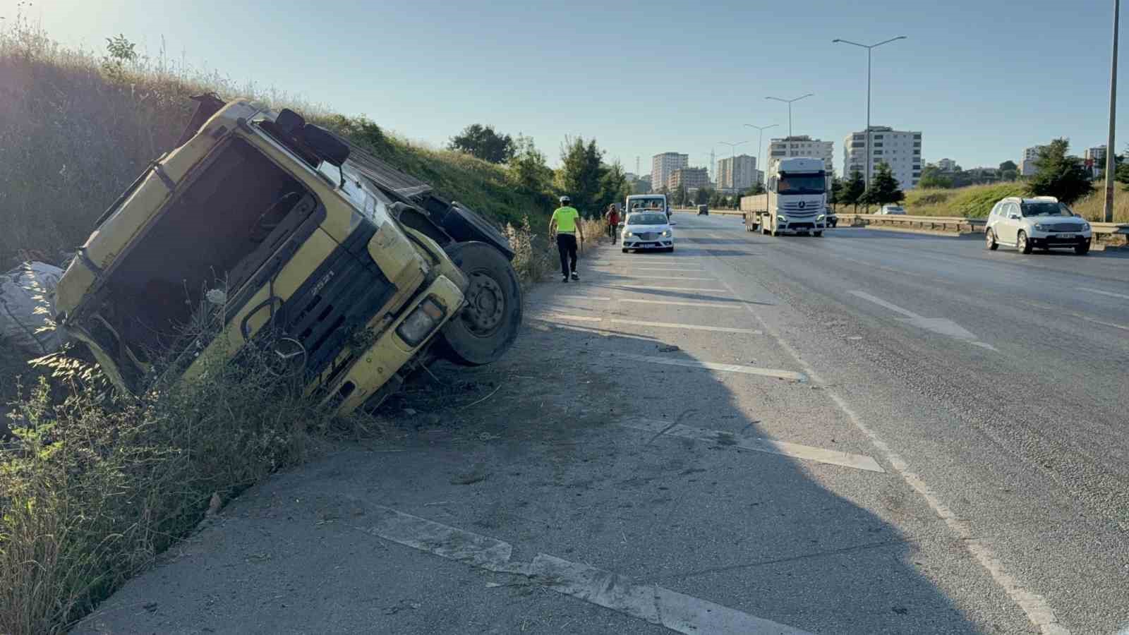 Hurda yüklü kamyonun freni patladı, sürücü faciayı önledi
