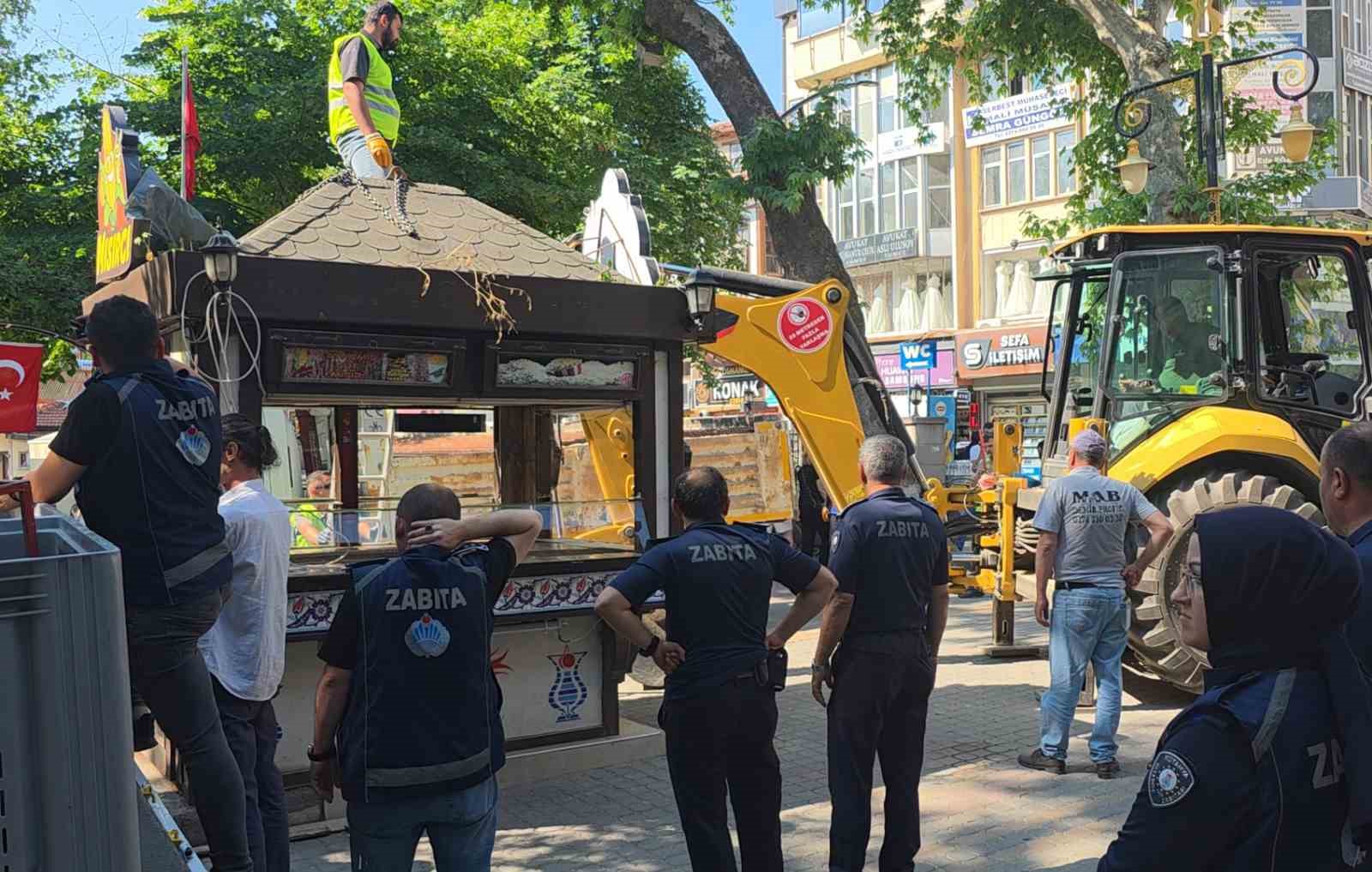 Kütahya’da büfe krizi: Esnaf kendini çatıya zincirledi, polis ve zabıta eşliğinde büfeler kaldırıldı