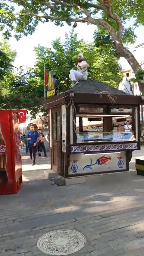Kütahya’da büfe krizi: Esnaf kendini çatıya zincirledi, polis ve zabıta eşliğinde büfeler kaldırıldı