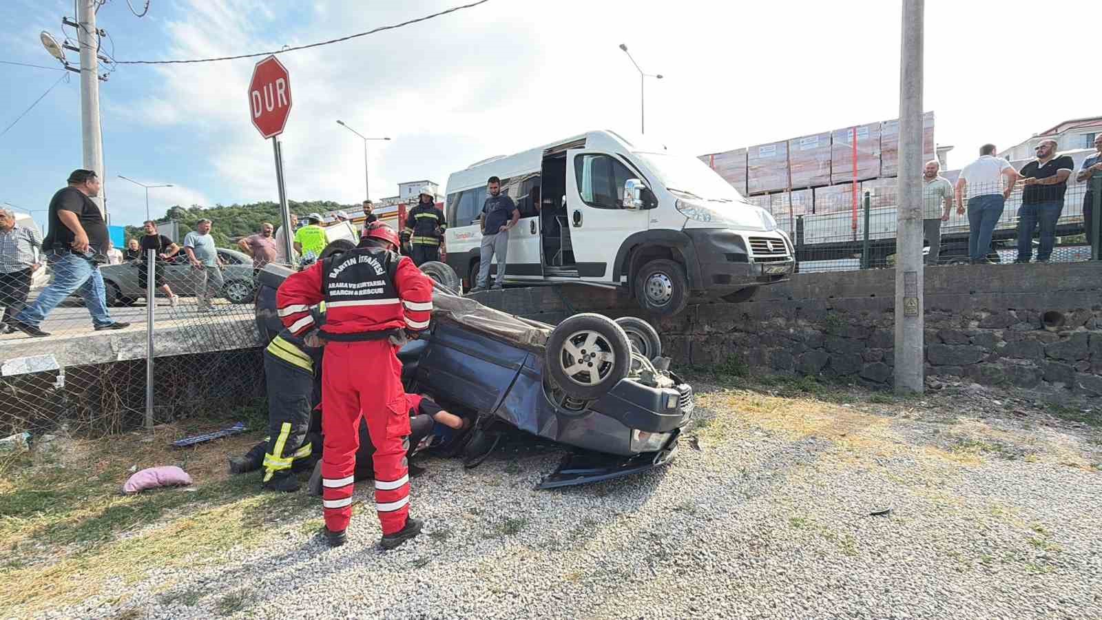 İşçi servisiyle çarpışan otomobil bahçeye uçtu: 3 yaralı