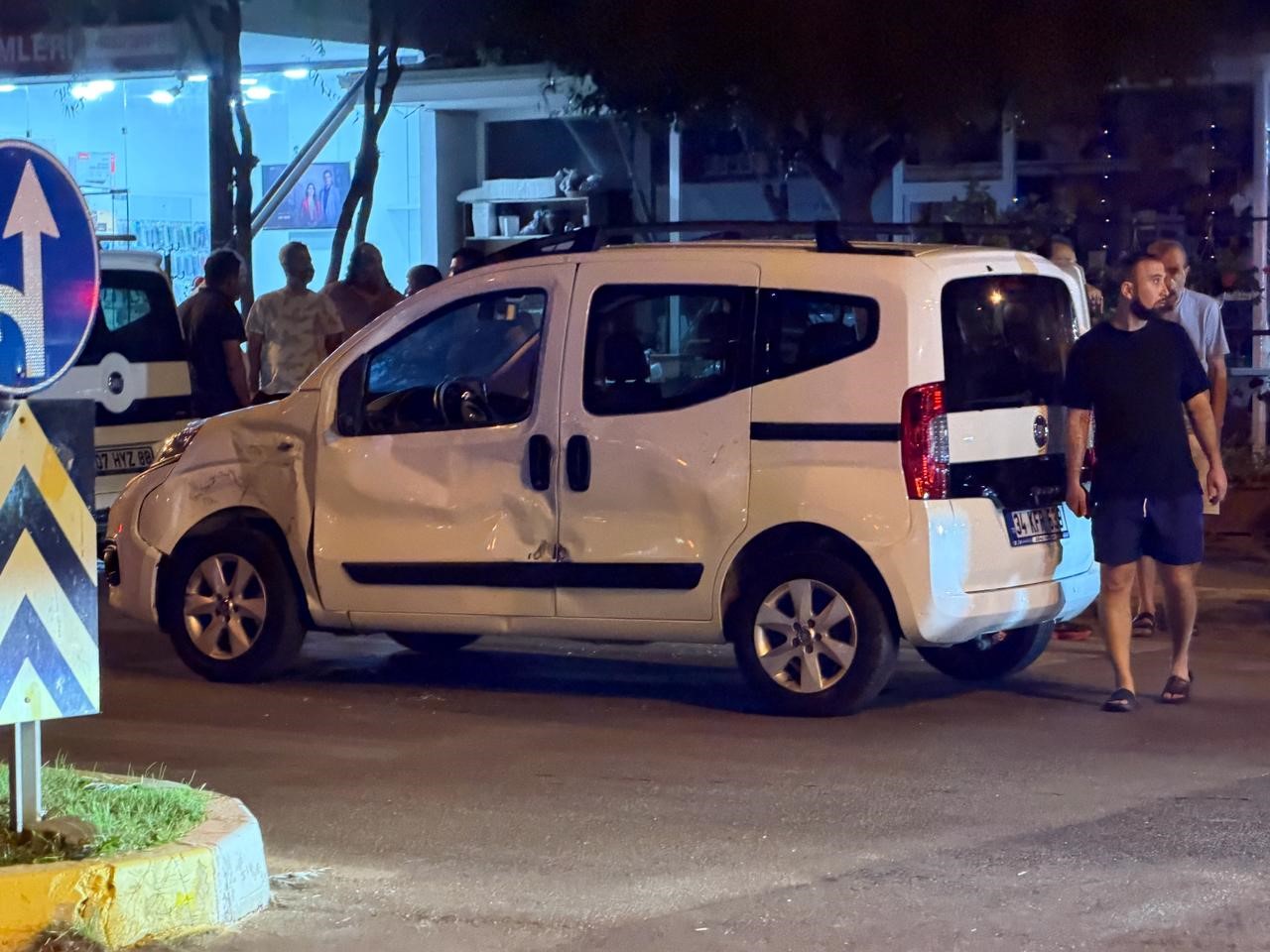 Alanya’da hafif ticari araçla çarpışan motosikletli genç yaralandı