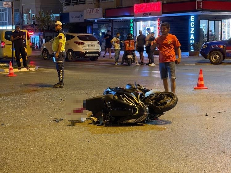 Alanya’da hafif ticari araçla çarpışan motosikletli genç yaralandı