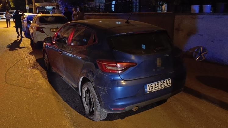 Park halindeki otomobile çarpıp yan yattı, sürücüsü olay yerinden kaçtı