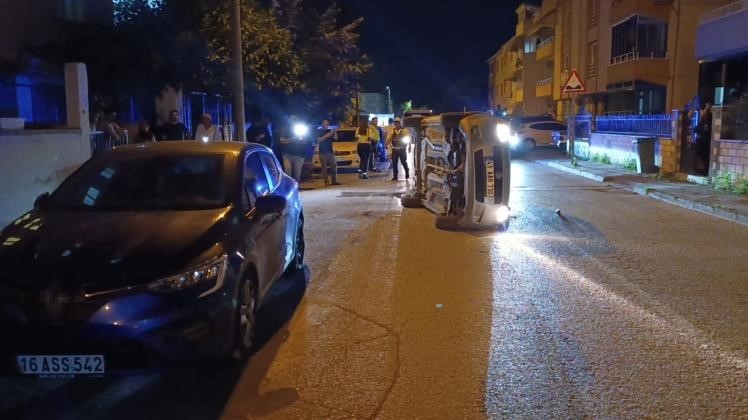 Park halindeki otomobile çarpıp yan yattı, sürücüsü olay yerinden kaçtı