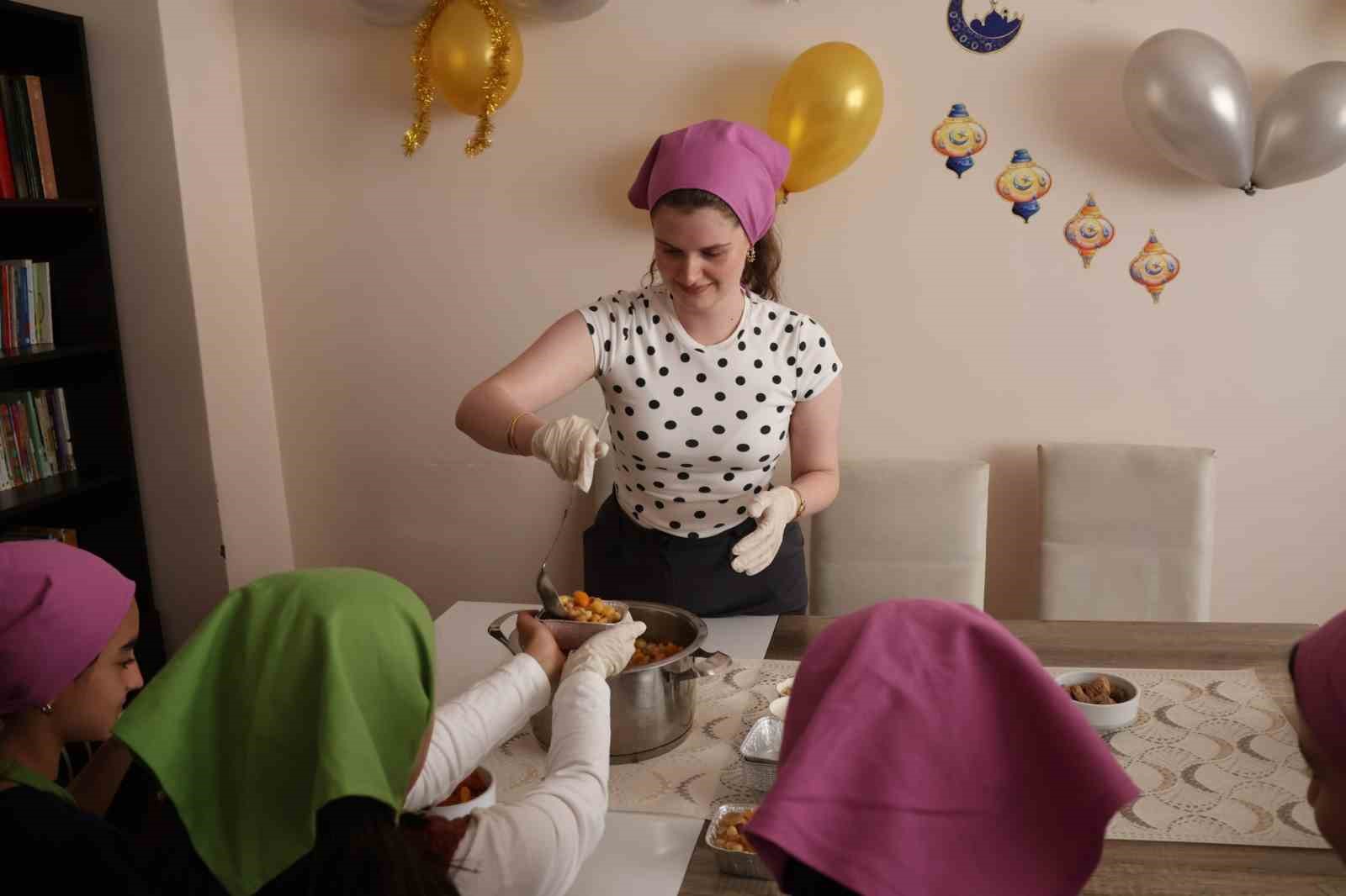 Koruma altındaki çocuklar aşure yaptı