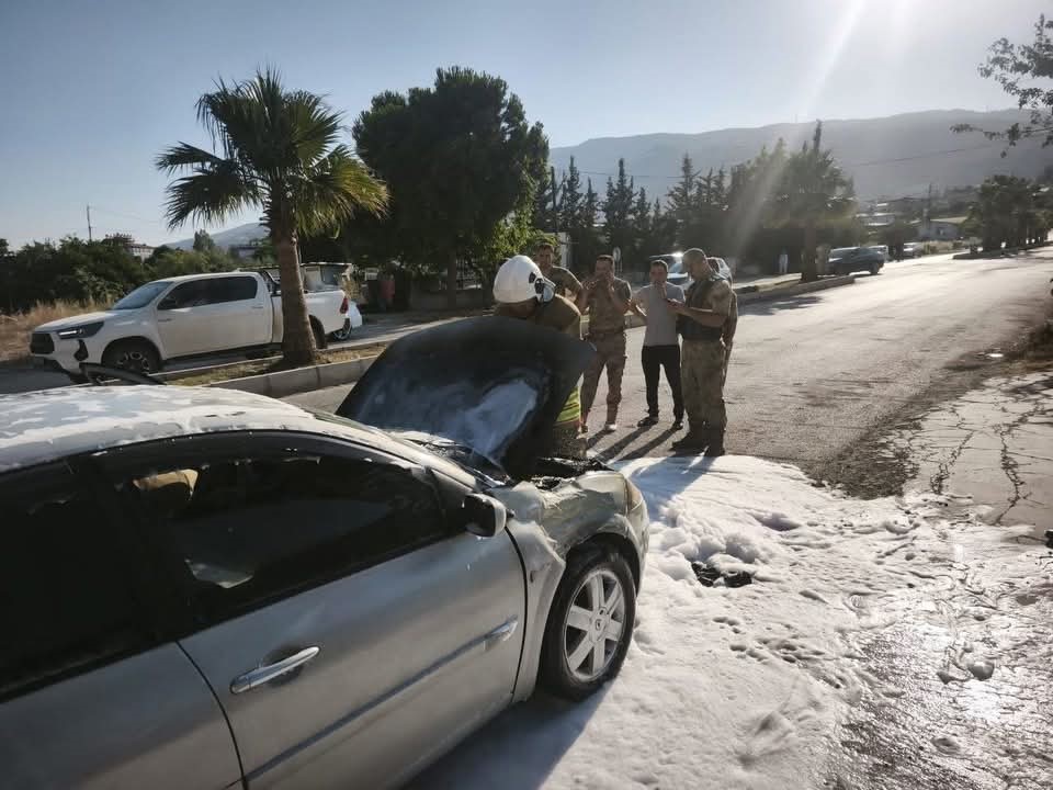 Antakya’da aracın motorundan alevler yükseldi