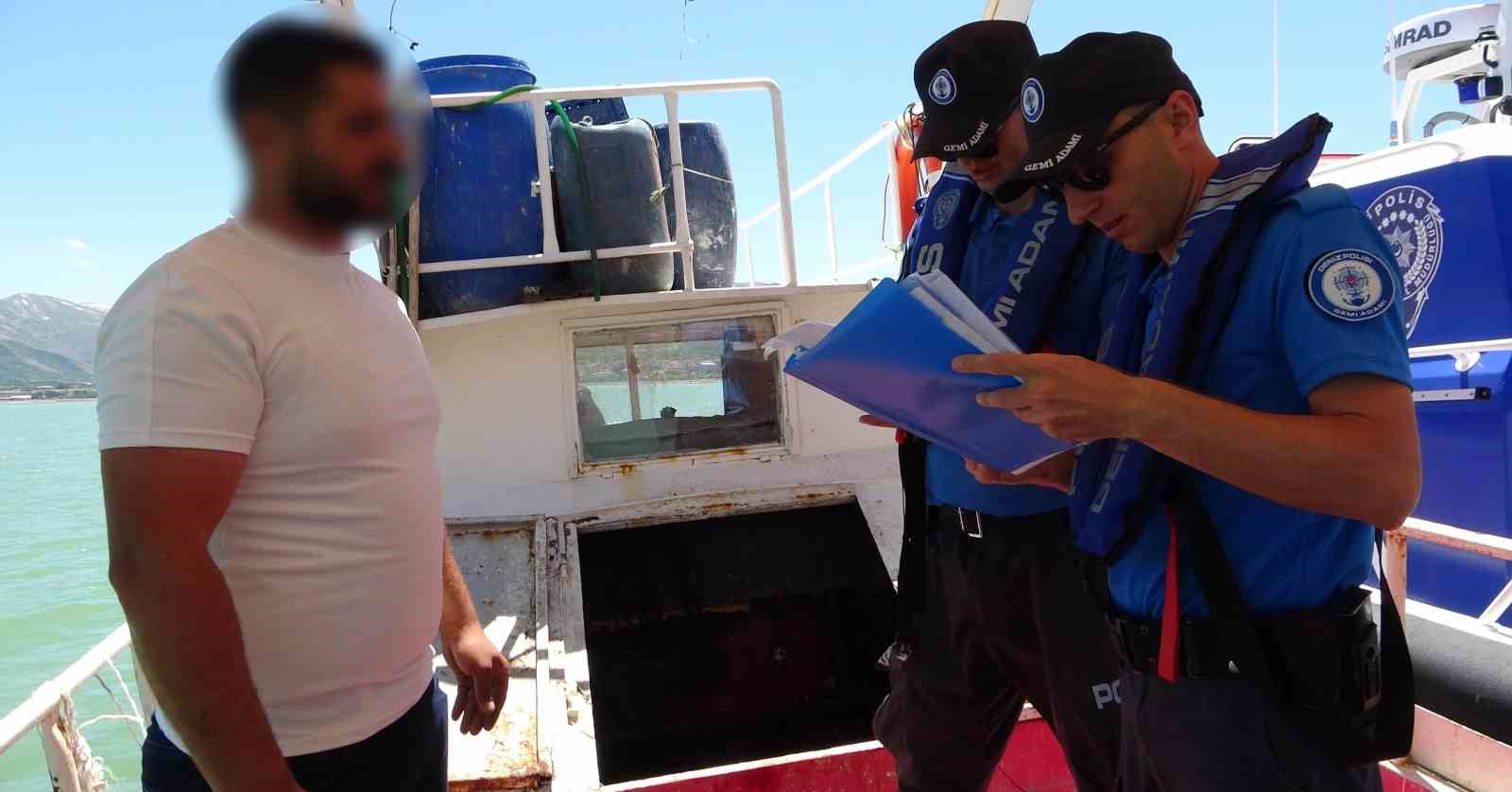 Van Gölü’nde kaçak avcılığa deniz polisinden geçit yok