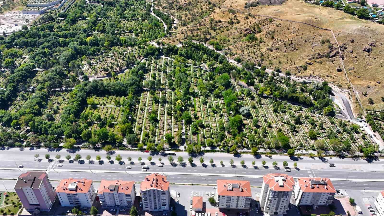 Büyükşehirden asri mezarlıkta temizlik çalışması