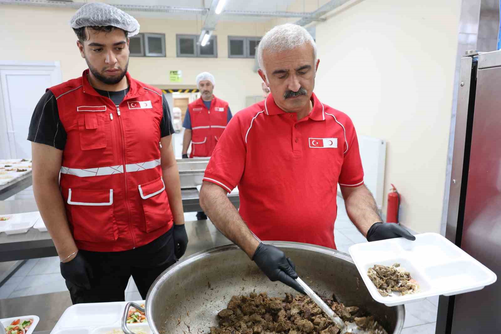 Türk Kızılay’dan huzurevi sakinlerine anlamlı ağırlama