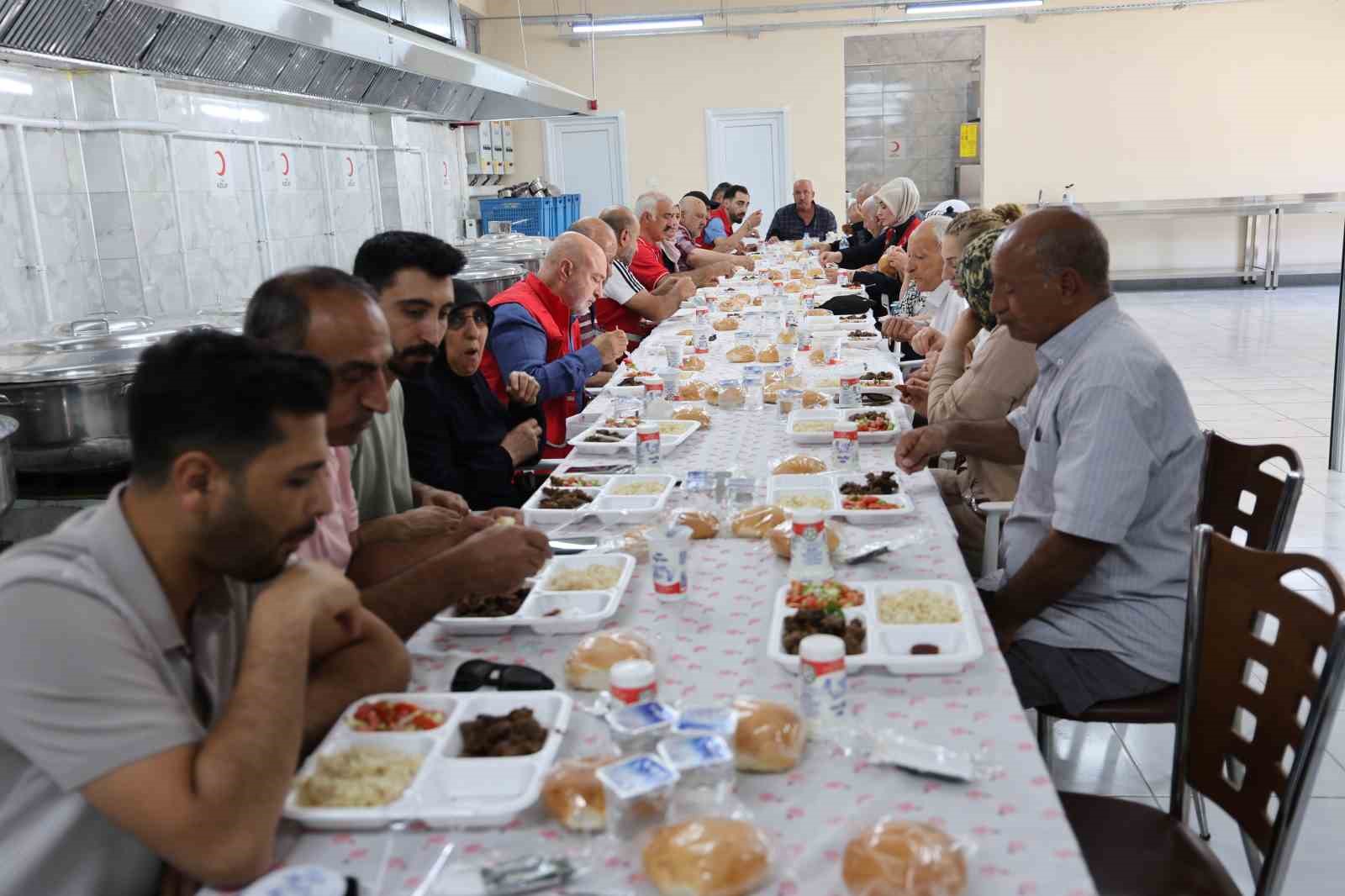 Türk Kızılay’dan huzurevi sakinlerine anlamlı ağırlama