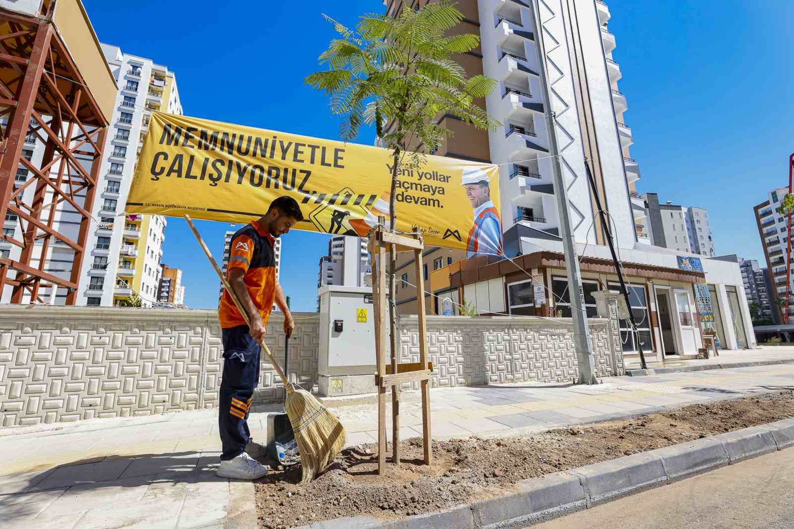 Mersin’de yenilenen cadde 420 ağaçla buluştu