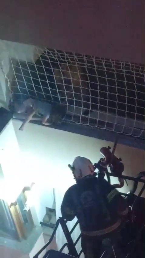 Balkon filesinde asılı kalan çocuğunu düşmesin diye dakikalarca tuttu