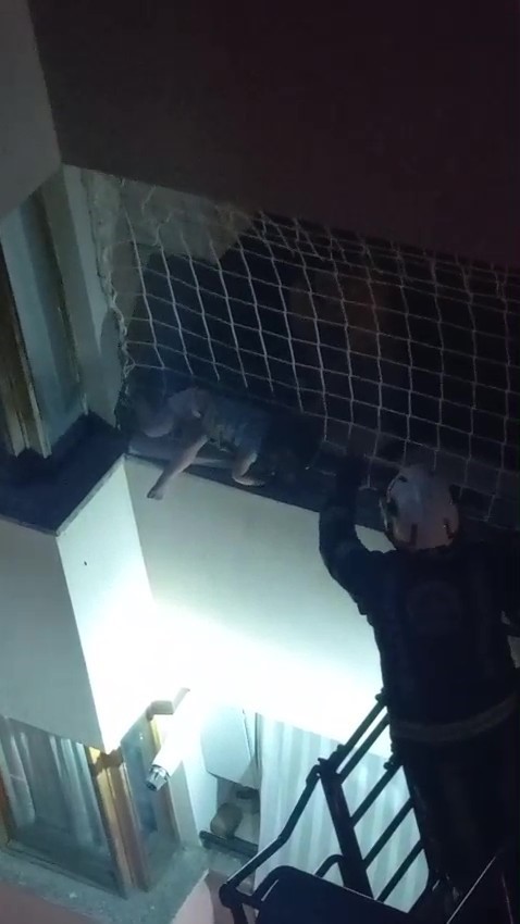Balkon filesinde asılı kalan çocuğunu düşmesin diye dakikalarca tuttu