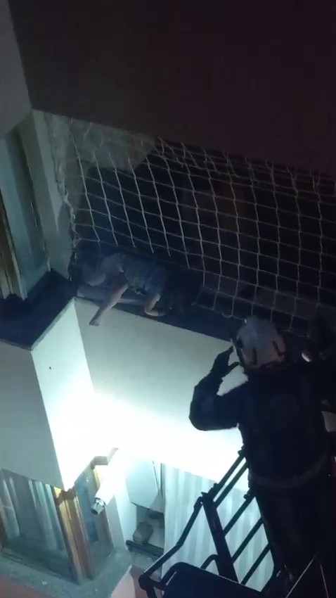 Balkon filesinde asılı kalan çocuğunu düşmesin diye dakikalarca tuttu