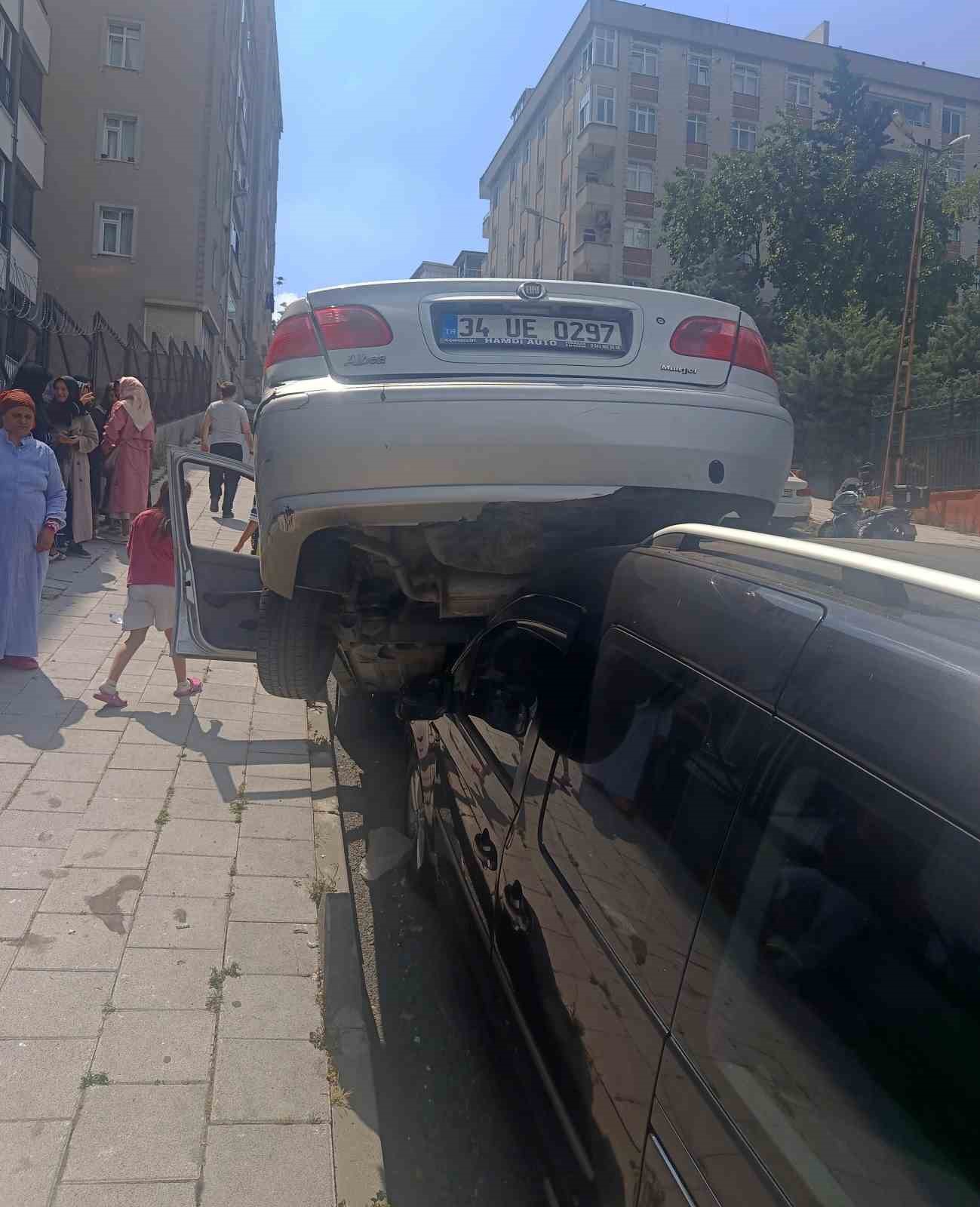 Küçükçekmece’de akılalmaz kaza: Dik rampayı çıkmaya çalışırken kayan otomobil hafif ticari aracın üzerine çıktı