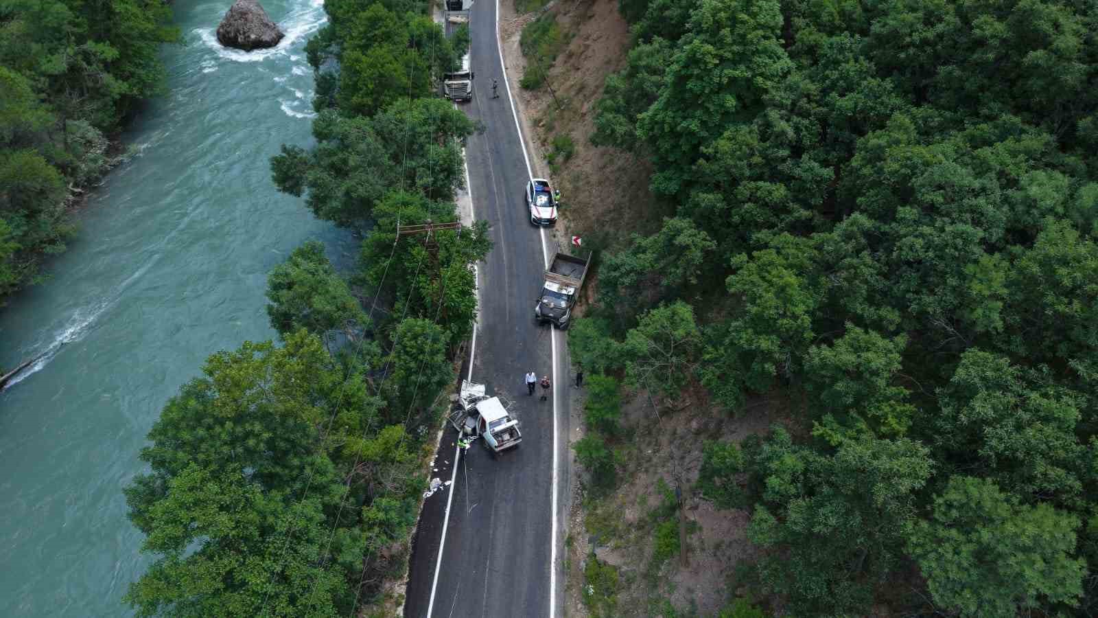 Kamyonetle kafa kafaya çarpışan Fiat Tofaş hurdaya döndü: 1 ölü, 5 yaralı