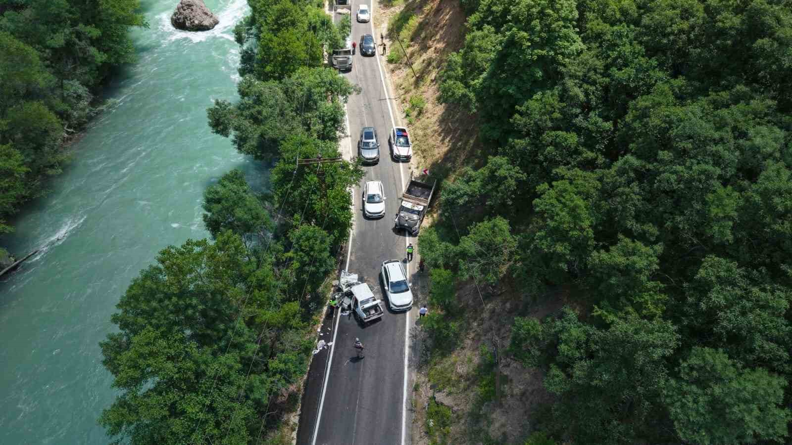 Kamyonetle kafa kafaya çarpışan Fiat Tofaş hurdaya döndü: 1 ölü, 5 yaralı