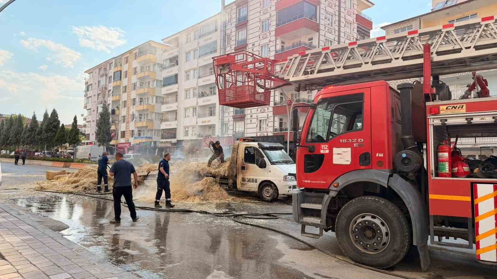 Saman yüklü kamyon alev alev yandı