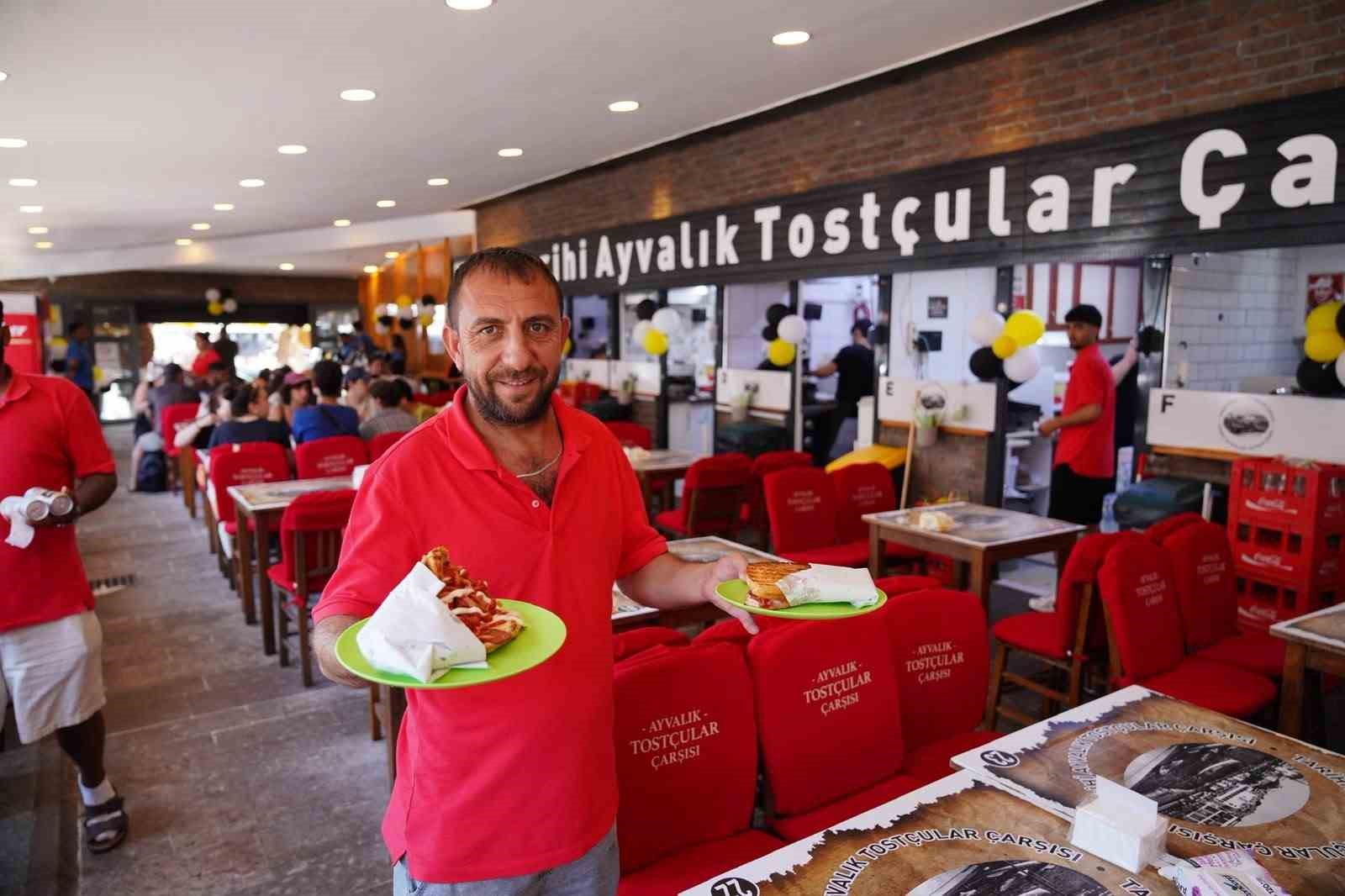 Tarihi Ayvalık Tostçular Çarşısında örnek iş birliği