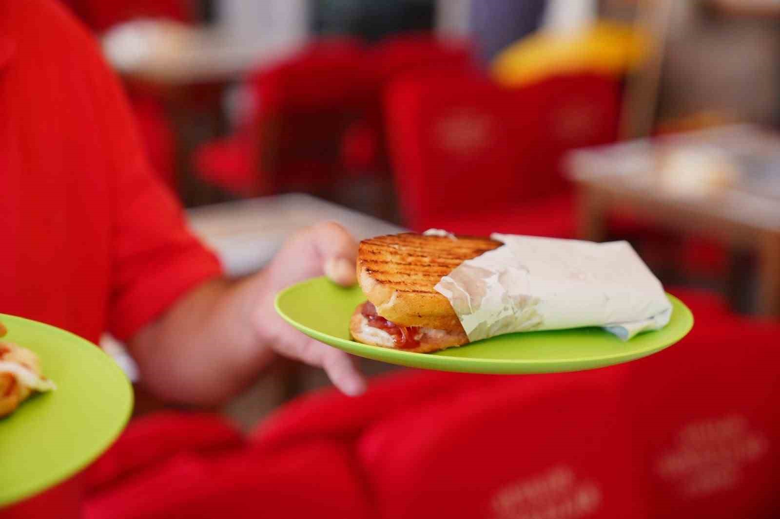 Tarihi Ayvalık Tostçular Çarşısında örnek iş birliği