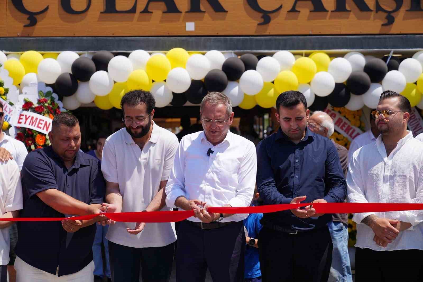 Tarihi Ayvalık Tostçular Çarşısında örnek iş birliği