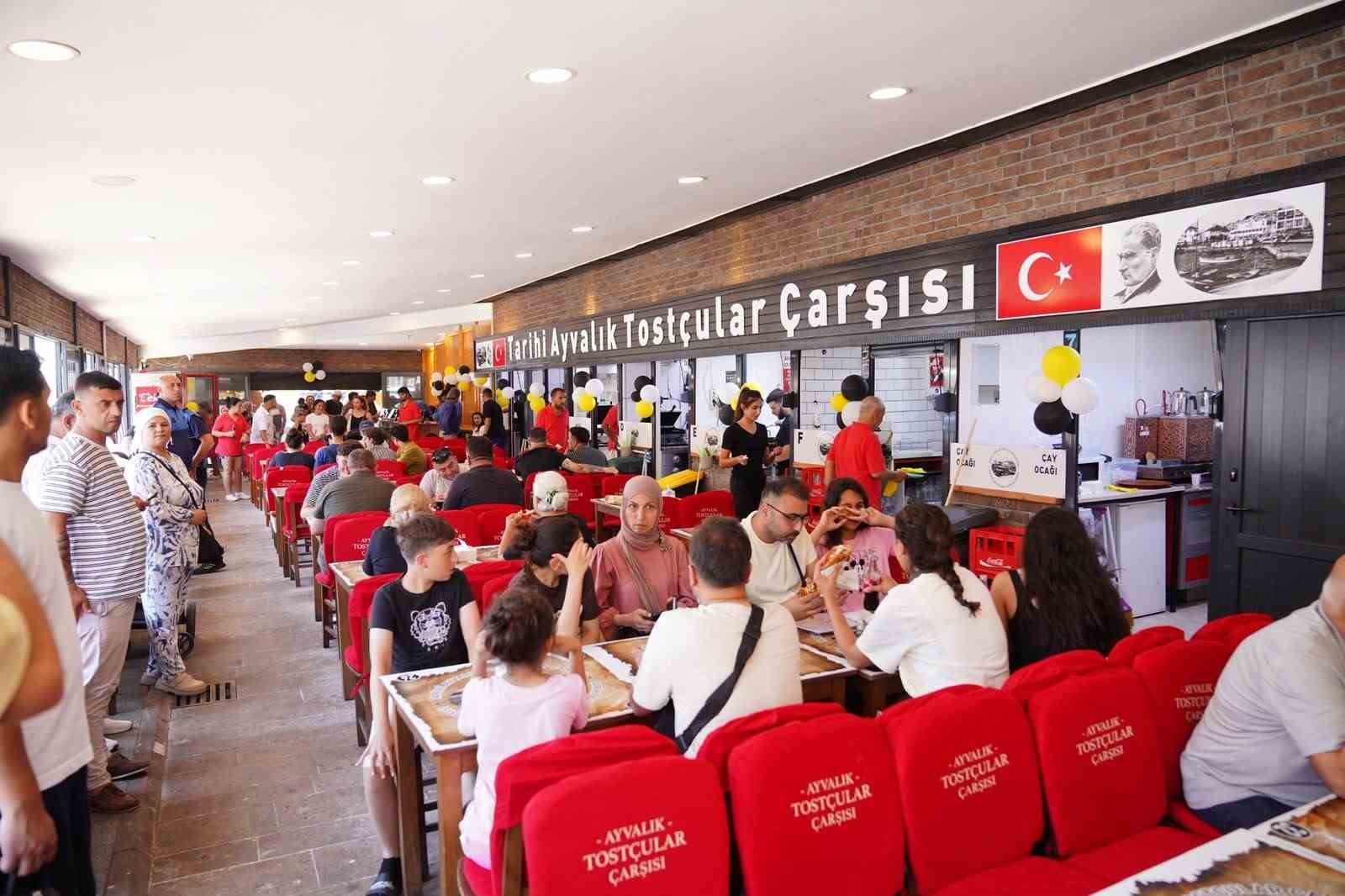 Tarihi Ayvalık Tostçular Çarşısında örnek iş birliği