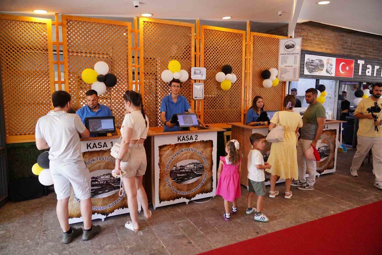 Tarihi Ayvalık Tostçular Çarşısında örnek iş birliği