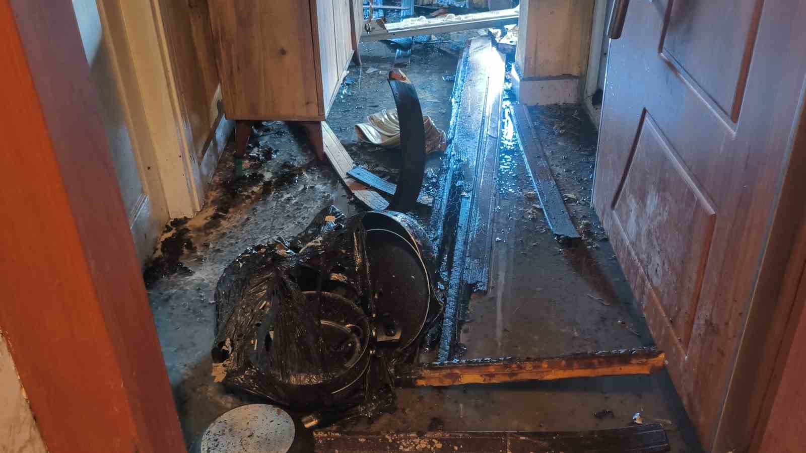 Antalya’da 13 yaşındaki çocuk çakmakla oynarken evi yaktı
