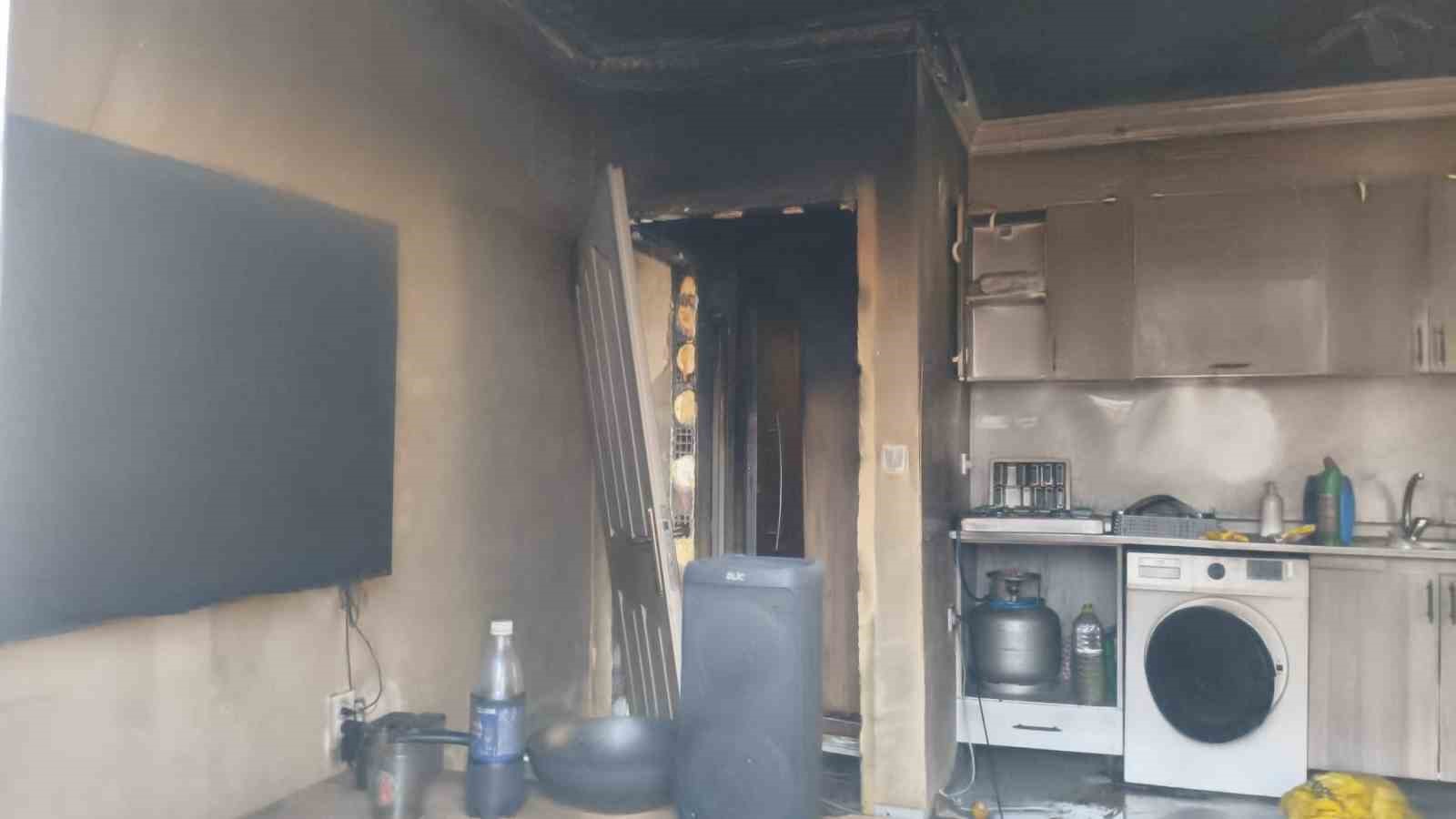 Antalya’da 13 yaşındaki çocuk çakmakla oynarken evi yaktı