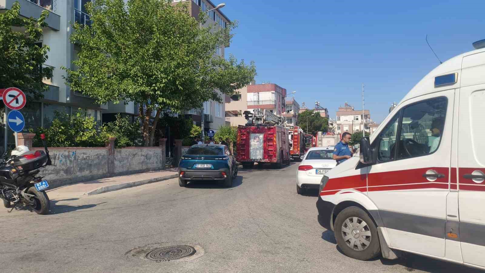 Antalya’da 13 yaşındaki çocuk çakmakla oynarken evi yaktı