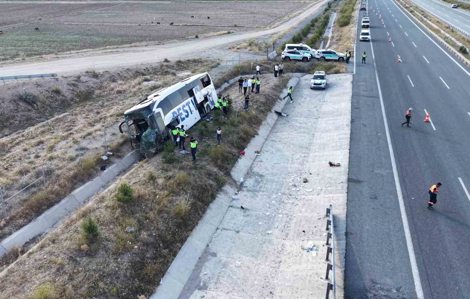 Aksaray’da yolcu otobüsü şarampole devrildi: 44 yaralı