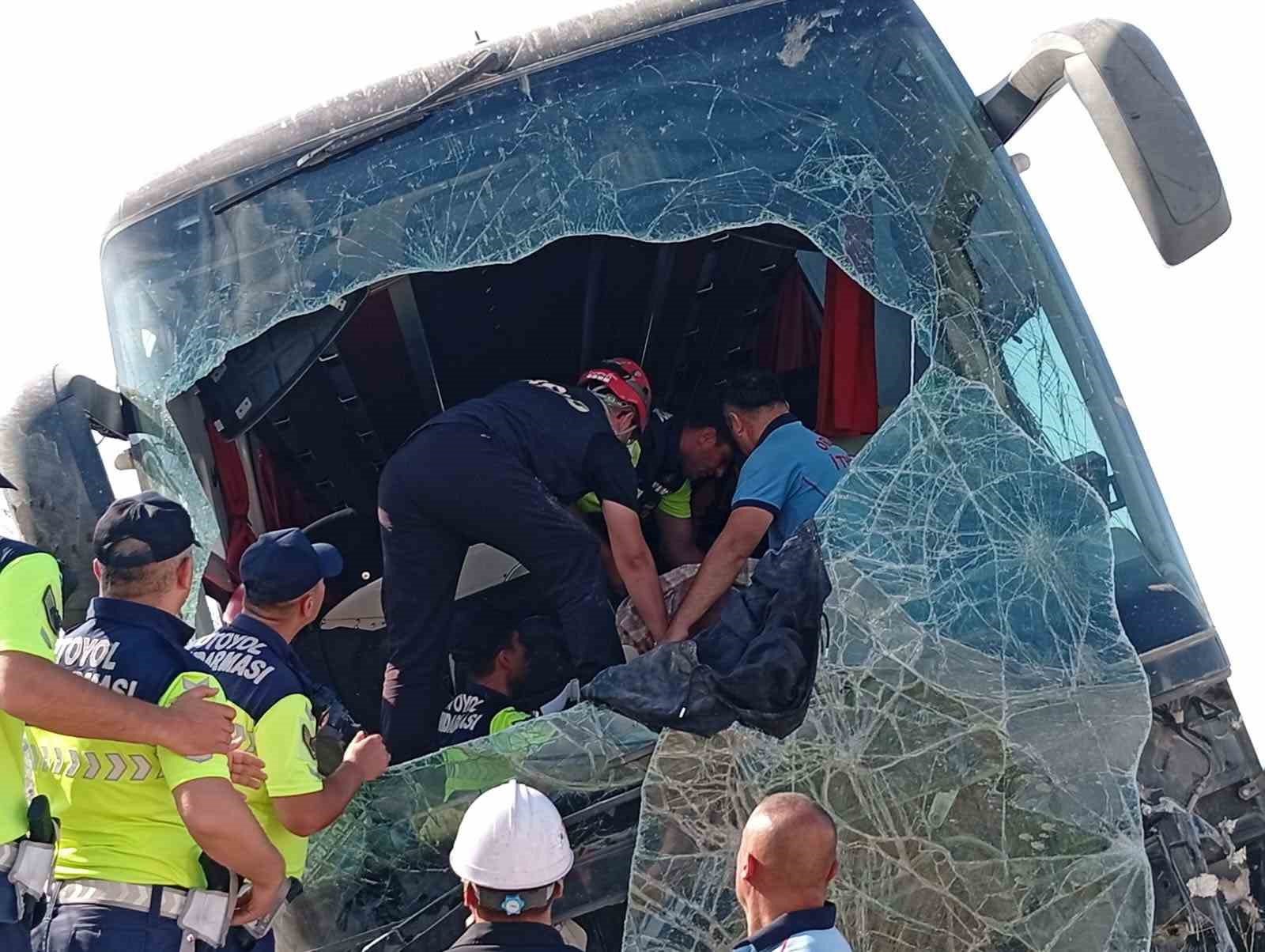 Aksaray’da yolcu otobüsü şarampole devrildi: 44 yaralı