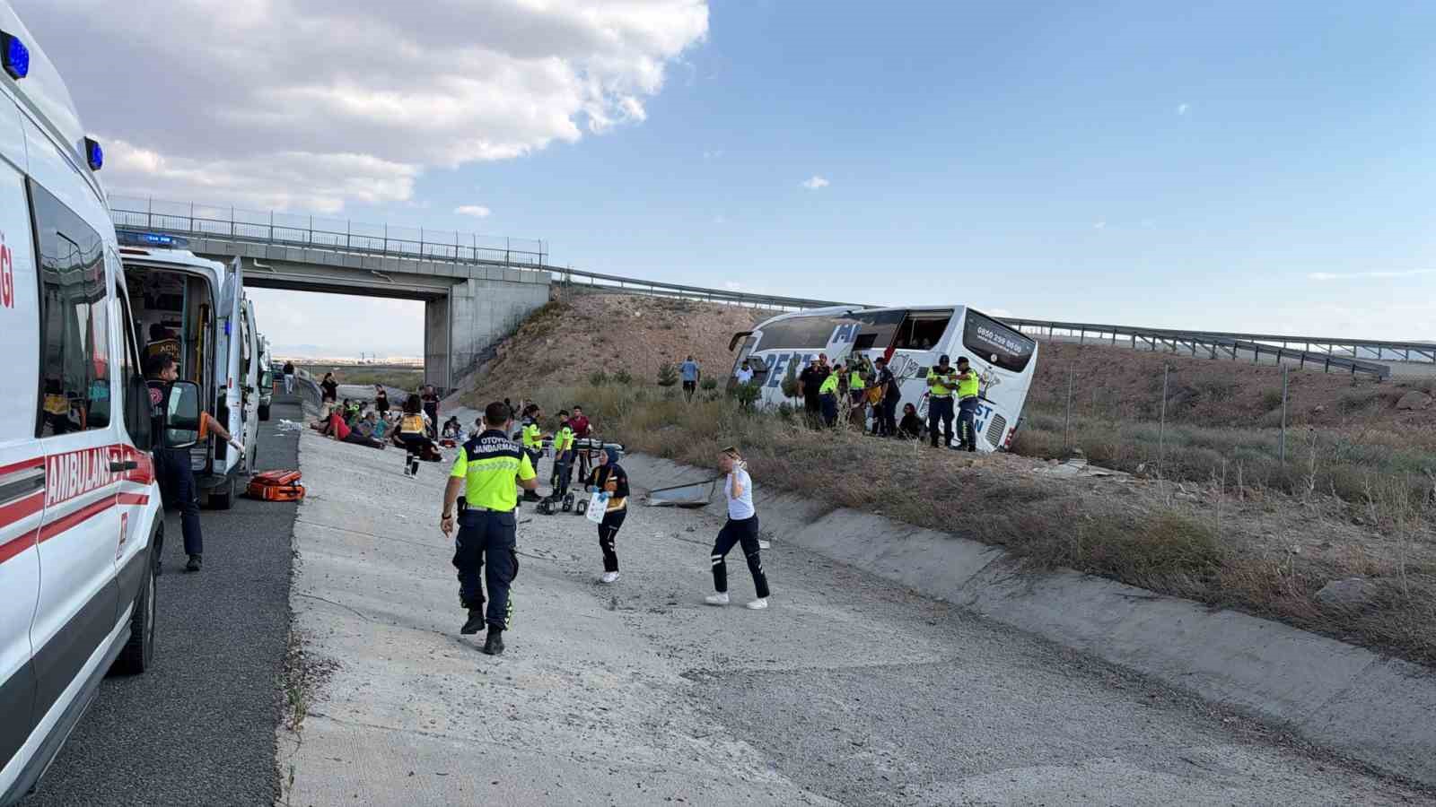 Aksaray’da yolcu otobüsü şarampole devrildi: 44 yaralı