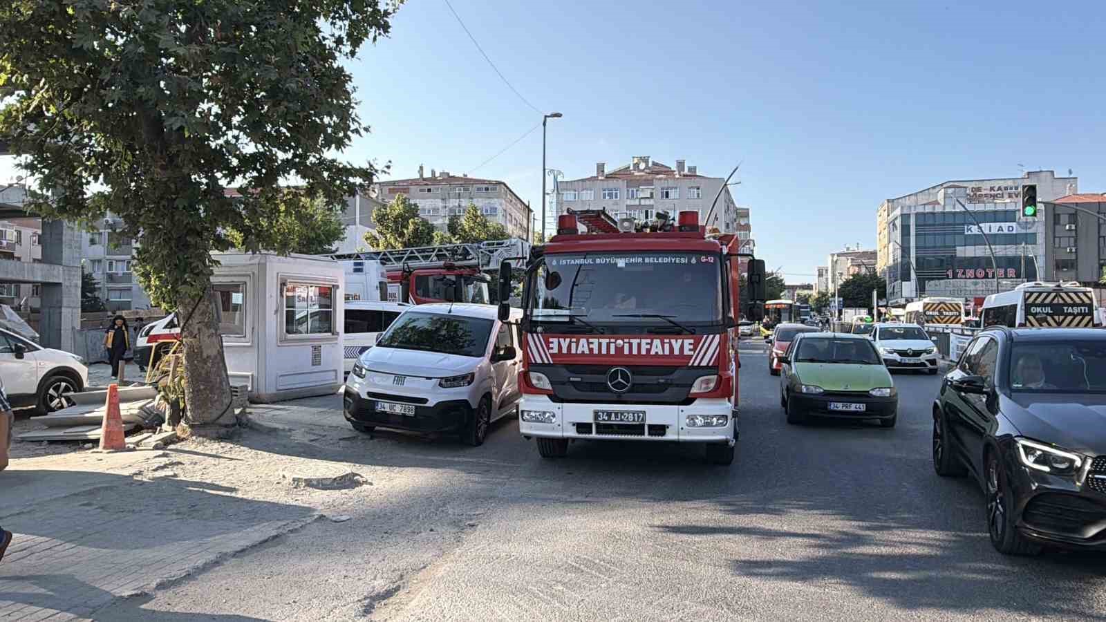Küçükçekmece’de 3 aydır maaş alamayan işçiler inşaatın tepesine çıktılar