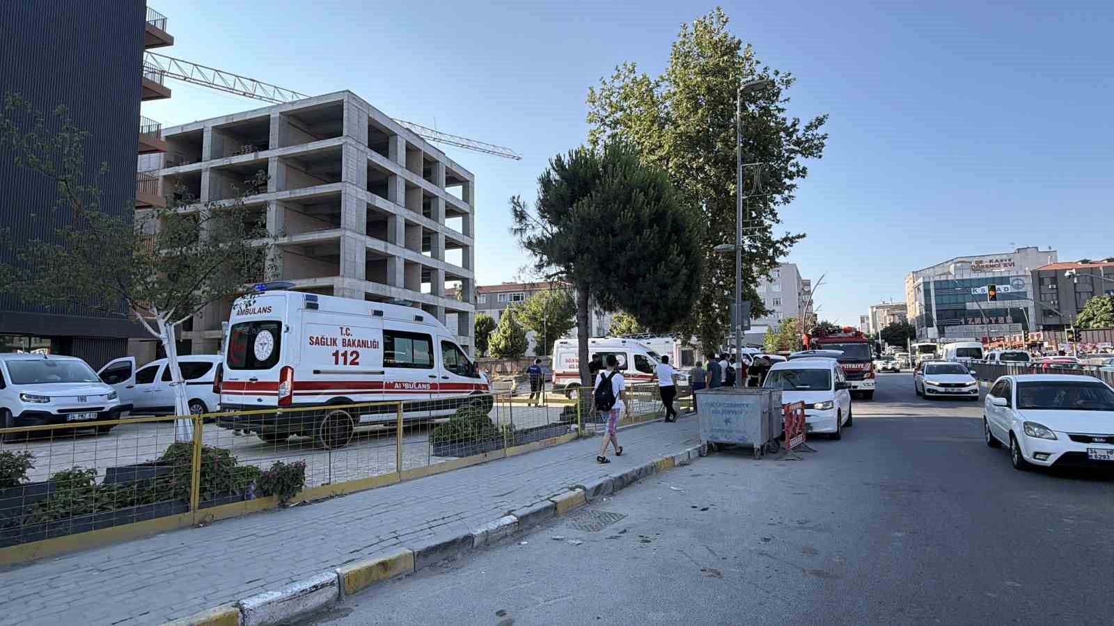 Küçükçekmece’de 3 aydır maaş alamayan işçiler inşaatın tepesine çıktılar