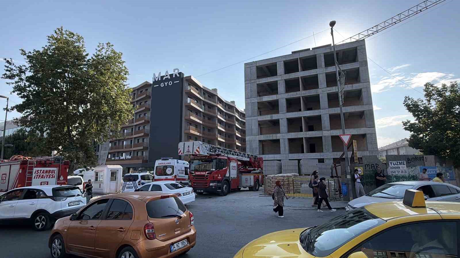 Küçükçekmece’de 3 aydır maaş alamayan işçiler inşaatın tepesine çıktılar