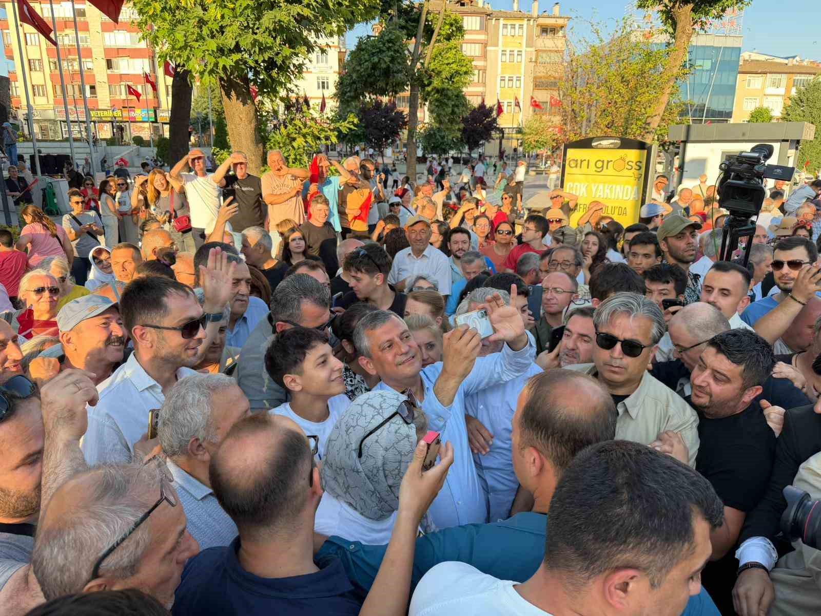 Özgür Özel’den ’dini değerleri aşağılayan’ Deniz Göktaş’a destek