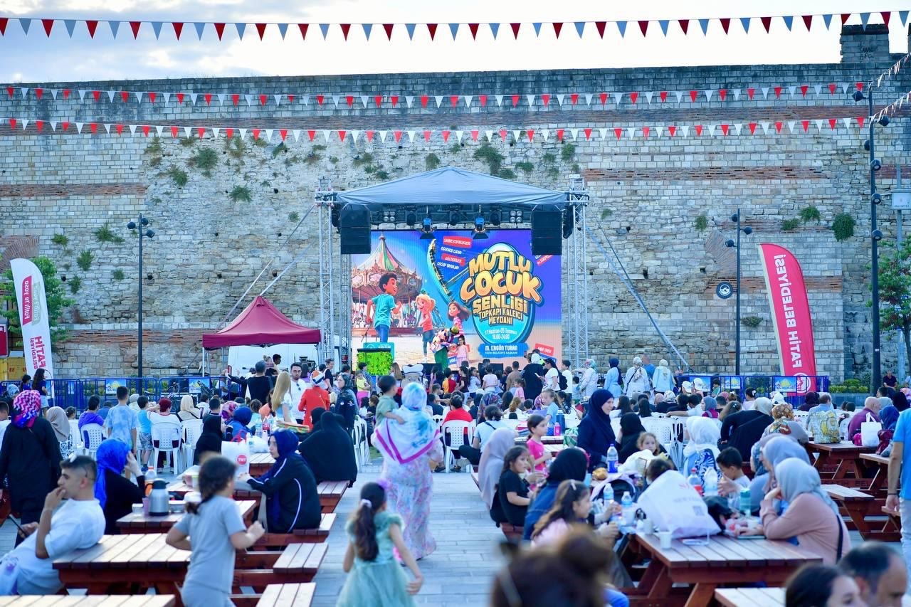 Fatih’te "Mutlu Çocuk Şenliği"ne yoğun ilgi
