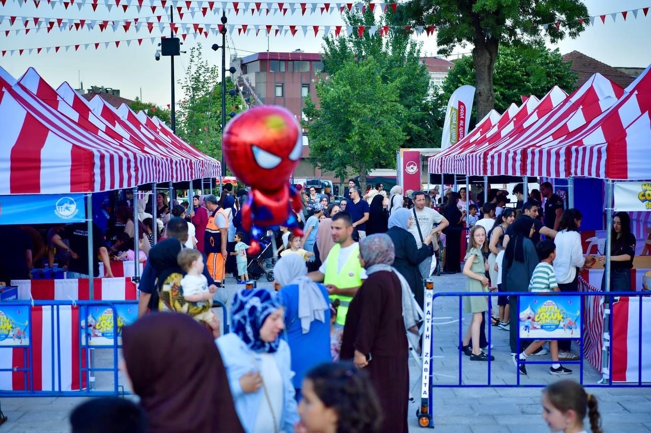 Fatih’te "Mutlu Çocuk Şenliği"ne yoğun ilgi